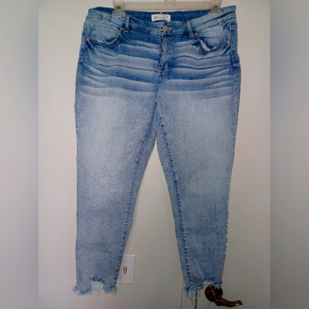 BKE Victoria Style blue jeans size 33